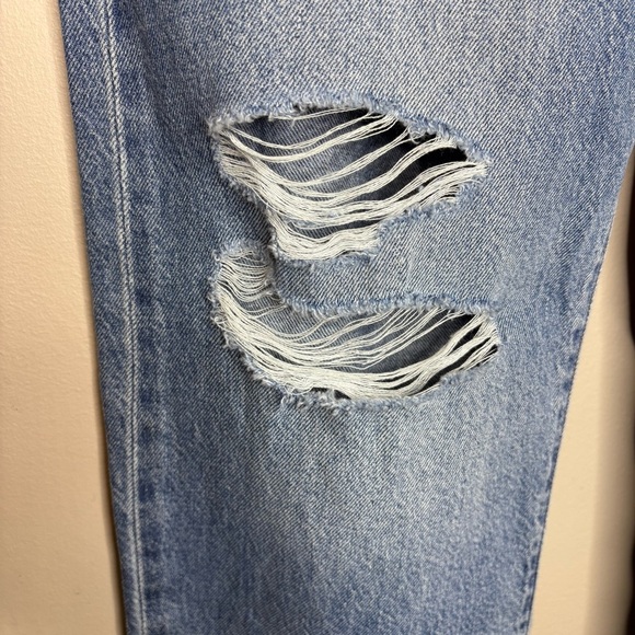 Levi Distressed Blue Jeans - Picture 5 of 7